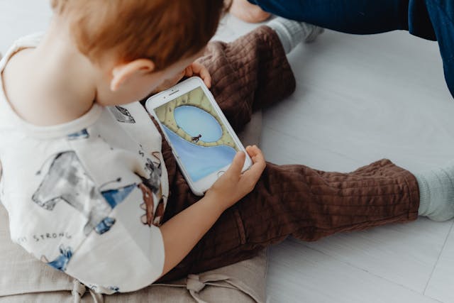 child with mobile vidyapost